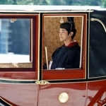 　「加冠の儀」を終え、儀装馬車で宮中三殿へ向かわれる秋篠宮家の長男悠仁さま＝６日午前１１時４分、宮殿・南車寄