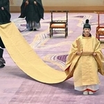 　燕尾纓の冠を着け「加冠の儀」に臨まれる秋篠宮家の長男悠仁さま＝６日午前１０時１６分、宮殿・春秋の間（代表撮影）