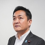 　福岡市で取材に応じる国民民主党の玉木代表＝６日午後