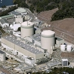 　関西電力高浜原発の１号機（右）と２号機＝３月