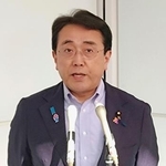 　羽田空港で記者団の取材に応じる赤沢経済再生相＝６日午後