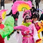 　公園で踊りを楽しむ高齢者＝２０２４年１１月、中国吉林省延吉市（共同）