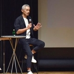 　神戸市内の高校生らと語り合うイチローさん＝６日午前、神戸市中央区