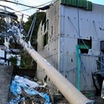 　突風により根元から折れた電柱＝６日午後４時５４分、静岡県牧之原市