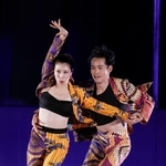 　「東京辰巳アイスアリーナ」の開業イベントで演技する村元哉中さん（左）と高橋大輔さん＝６日、東京都江東区