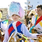 　演じられた朝鮮半島の伝統芸能「風物」＝６日午後、東京都墨田区の荒川河川敷