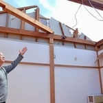 　突風で自宅の屋根の大半が吹き飛ばされた松下和馬さん＝６日午前１０時２３分、静岡県牧之原市