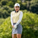 　第１日、１８番でバーディーを奪い笑顔の荒木優奈。８アンダーで首位＝ゴルフ５カントリーオークビレッヂ