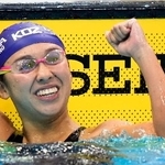 　女子４００メートル自由形で優勝し喜ぶ梶本一花＝東京アクアティクスセンター