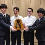 　将棋棋士四段昇段を決めた（右から）山下数毅三段、生垣寛人三段、岩村凜太朗三段、片山史龍三段＝６日、東京都渋谷区の将棋会館