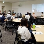 　福島県大熊町立熊町小の震災遺構化について意見交換する卒業生ら＝６日午後、大熊町
