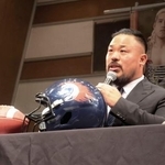 　記者会見する飯野雄貴。プロレスラー兼アメリカンフットボール選手の「二刀流」挑戦を発表した＝６日、横浜市