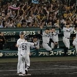 　７回、中野（５１）の適時打で盛り上がる阪神ベンチ＝甲子園