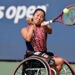 　車いすの部女子シングルス決勝でプレーする上地結衣＝ニューヨーク（共同）