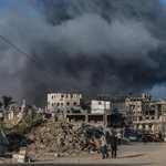 　イスラエル軍による攻撃後に煙が上がる住宅街＝８月、ガザ北部ガザ市（ゲッティ＝共同）