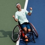 　車いすの部男子シングルスで優勝し、喜ぶ小田凱人。四大大会とパラリンピックを全制覇する「生涯ゴールデンスラム」を達成した＝ニューヨーク（共同）