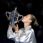 　女子シングルスで優勝し、トロフィーにキスするアリーナ・サバレンカ＝ニューヨーク（共同）