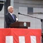 　陸上自衛隊佐賀駐屯地の開設記念式典であいさつする中谷防衛相＝７日午前、佐賀市