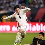 　日本-メキシコ　前半、競り合う南野（８）＝オークランド（共同）