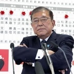 　衆院選の開票中に腕組みする自民党総裁の石破首相＝２０２４年１０月、東京・永田町の党本部