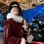 　「イタリアウイーク」で特別展示され、来場者を出迎える伊東マンショのアンドロイド＝７日午前、大阪市此花区の夢洲