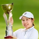 　通算１２アンダーでツアー初優勝を果たした荒木優奈＝ゴルフ５カントリーオークビレッヂ