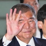 　首相官邸に入る石破首相＝７日午後４時５５分