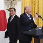 　首脳会談後の共同記者会見に臨むトランプ米大統領（右）と石破首相＝２月、ワシントンのホワイトハウス（共同）