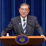 　記者会見する石破首相。退陣する意向を表明した＝７日午後６時、首相官邸