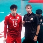 　バレーボール男子の世界選手権に向けた壮行試合最終戦のイタリア戦でティリ監督（手前右）と話す石川＝ららアリーナ東京ベイ