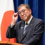 　記者会見で質問を聞く石破首相＝７日午後６時２７分、首相官邸