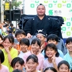 　故郷の千葉県柏市で行われた初優勝の祝賀パレードで、小学生らと記念撮影をする琴勝峰＝７日