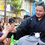 　故郷の千葉県柏市で、初優勝の祝賀パレードをする琴勝峰＝７日