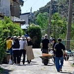 　静岡県牧之原市の細江地区で、突風被害の復旧作業をする人たち＝７日午前