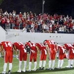 　アメリカンフットボール関東大学２部リーグ初戦の専修大に圧勝し、客席に向けて一礼する日大の選手ら＝７日、東京・駒沢第二球技場