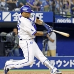 　８回ＤｅＮＡ２死満塁、ビシエドが左前に勝ち越し打を放つ＝横浜