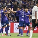 　広島-湘南　前半、ゴールを決めタッチを交わす広島・加藤（５１）＝Ｅピース