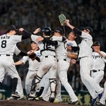 　プロ野球セ・リーグで２年ぶり７度目の優勝を決め、抱き合って喜ぶ阪神ナイン＝甲子園
