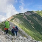 　北アルプス・小蓮華山付近で登山を楽しむ人たち＝８月
