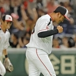 　日本生命戦の６回、ピンチをしのぎ、拳を握る三菱自動車岡崎・戸田＝東京ドーム