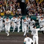 　プロ野球セ・リーグで２年ぶり７度目の優勝を決め、駆け出す阪神ナイン。１９９０年の巨人の９月８日を抜き、両リーグで史上最速の優勝決定となった＝７日、甲子園球場