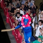 　阪神タイガースが２年ぶりのセ・リーグ優勝を決め、大阪・ミナミの道頓堀川に飛び込む大阪・関西万博の公式キャラクター「ミャクミャク」に扮（ふん）した人＝７日夜