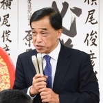 　佐賀県多久市長選での落選が決まり、敗戦の弁を述べる横尾俊彦氏＝７日夜、多久市