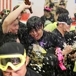 　祝勝会でビールをかけられる阪神・才木＝７日、兵庫県内