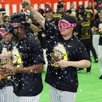 　祝勝会でビールをかける阪神・大山＝７日、兵庫県内