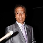 　岐阜県岐南町議選で当選が決まり、取材に応じる小島英雄氏＝７日夜、岐南町