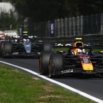 　Ｆ１第１６戦イタリアＧＰ、決勝で走行するレッドブルの角田裕毅＝７日、モンツァ（ゲッティ＝共同）