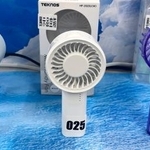 　家電量販店の売り場に並ぶ携帯扇風機