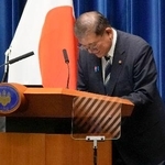 　記者会見を終え、一礼する石破首相＝７日午後６時４８分、首相官邸