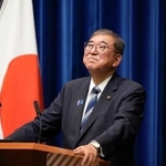 　記者会見する石破首相＝７日午後６時４４分、首相官邸